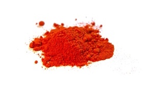 Горсть куркумы на белом фоне