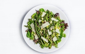 Спаржа на белой тарелке с сыром