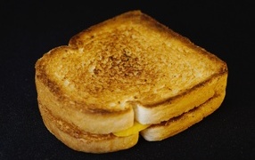 Запеченный хлеб с кусочками сыра