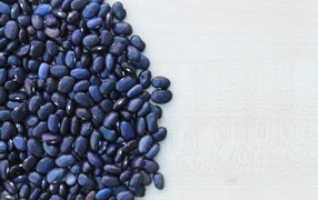 Черная фасоль на столе