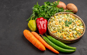 Миска салата с овощами на столе