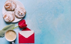Булочки, кофе, тюльпан и письмо на голубом фоне