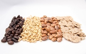 Хлопья и фасоль на белом фоне