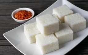 Десерт на большой белой тарелке на столе 