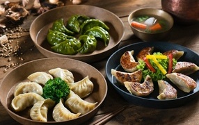 Вареники в мисках на столе