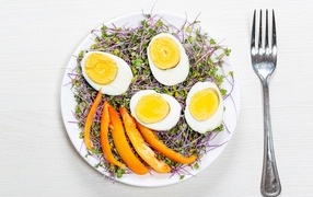 Яйца с кусочками сладкого перца и пророщенной зеленью