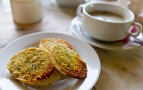 Ароматные чесночные гренки на тарелке на завтрак