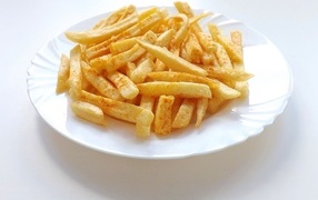 Картофель фри на большой белой тарелке