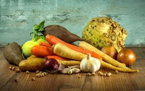 Свежие корнеплоды лежат на столе