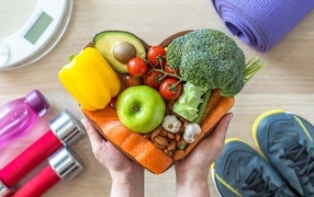 Свежие овощи и рыба для правильного питания