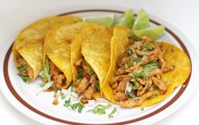 Лепешка тортилья с жареной курицей