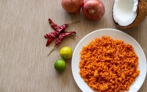 Тертая морковь на тарелке с овощами