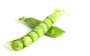 Зеленый горох на белом фоне