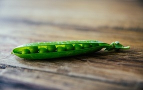 Зеленый горох на деревянном столе