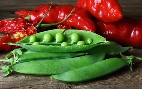 Зеленый горошек с красным перцем на столе