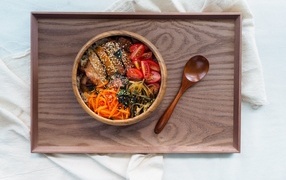 Японское блюдо с овощами на столе