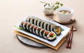 Японские суши на столе с чаем