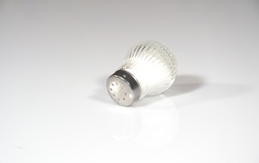 Баночка с солью на сером фоне