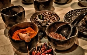 Баночки с острыми специями на столе