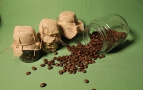 Баночки с жареными зернами кофе и специями