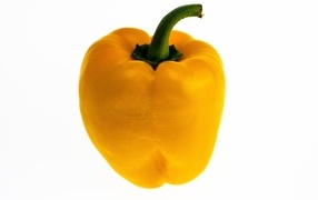 Большой желтый болгарский перец на белом фоне