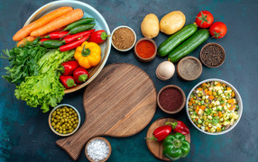 Много овощей со специями на столе с салатом