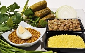 Пшено на столе с огурцами луком и горчицей
