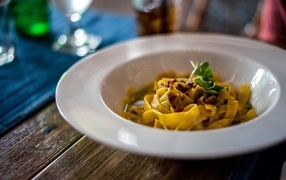 Лапша с мясом в  большой белой тарелке