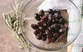 Оливки в стеклянной тарелке 