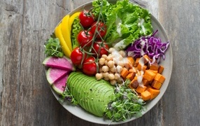 Тарелка с аппетитными полезными овощами