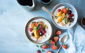 Каша с ягодами на завтрак на столе