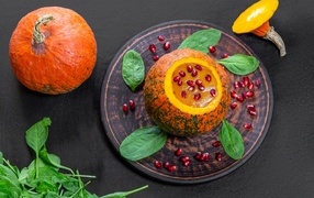 Тыквенная каша с зернами граната и базиликом