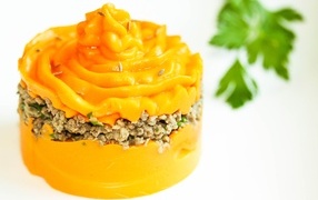 Тыквенное пюре с мясом на тарелке