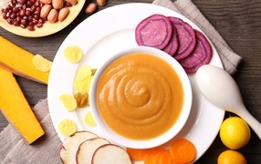 Тыквенное пюре с овощами на столе