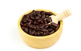 Красная фасоль на белом фоне