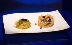 Рис и спагетти на большой белой тарелке