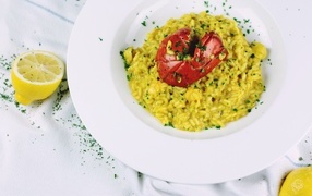 Рис с креветкой на столе с лимоном