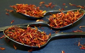 Приправа шафран на ложке