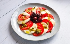 Salad with mozzarella cheese, tomatoes and olives