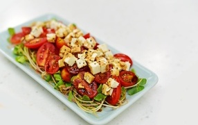 Салат с помидорами и жареным сыром