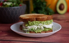 Бутерброд с соусом песто и сыром