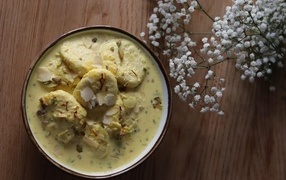 Суп с сыром в миске на столе с цветами