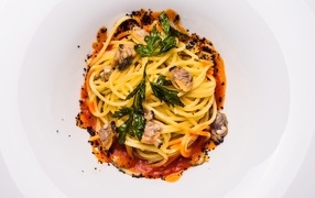 Спагетти с мясом в белой тарелке