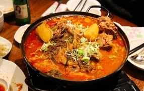 Острый красный суп с мясом