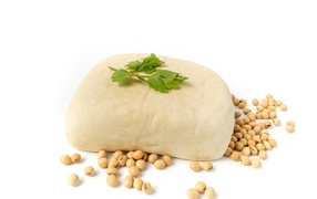 Тофу с бобами на белом фоне