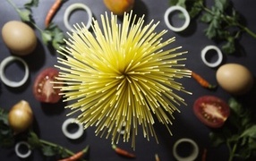 Вид сверху на спагетти и овощи