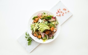 Овощной салат в тарелке на белом столе