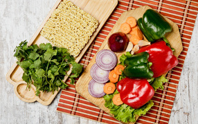 Вермишель с овощами и зеленью на столе