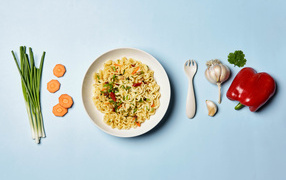 Вермишель с овощами на голубом фоне 