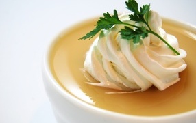 Белый взбитый крем на супе с петрушкой